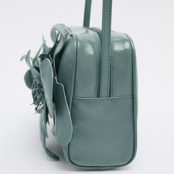 Zara NWT leather flower crossbody bag. Blue color. Zipper closure - Picture 6 of 6